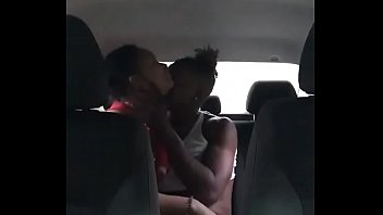 حسي البرازيلي مارس الجنس في السيارة على Xvideos
