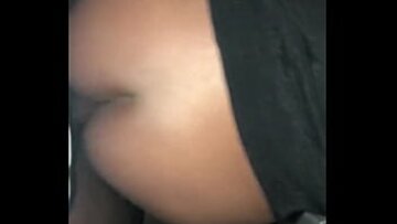يعاقب الديك الأسود الكبير الحمار الأبنوس ويحصل على اللسان الرطب