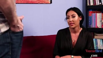 جبهة مورو مفلس في الجوارب والكعب يهيمن على cfnm voyeur مع الحديث القذر