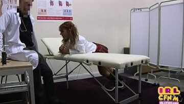 مراهقة شقية ترتدي الزي الرسمي تحصل على الجنس في عيادة الطبيب مع اللسان الساخن ووظيفة اليد