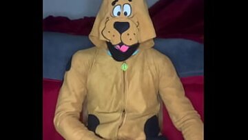 قضيب GucciCapone الضخم أثناء العمل: عملية يدوية للقضيب الكبير تنتهي بقذف كثيف