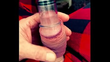 شاهد التحول المذهل عندما يتم ضخ قضيب كبير إلى رأس فطر ضخم في جلسة العبودية المذهلة هذه