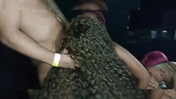 اثنان من المراهقين الأبنوس المثيرين يستمتعون بليلة العربدة بين الأعراق مع رجال كبيرين