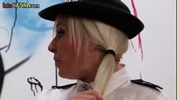 مفلس ميلف في زي الشرطة تهيمن على طقوس العربدة مع الاستمناء والحركة النسائية الملبسة